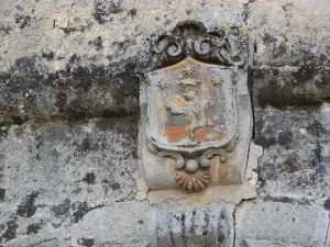 Tutino - via San Leonardo - Stemma della Famiglia De Marco sul portale di una vecchissima casa